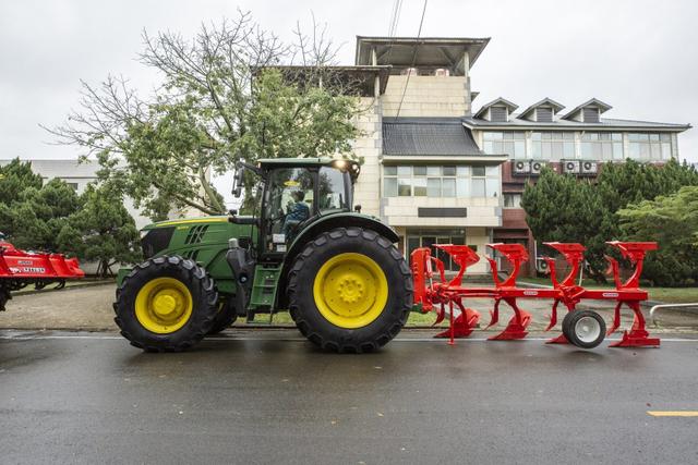 John Deere 6215R – jordbrukstraktor